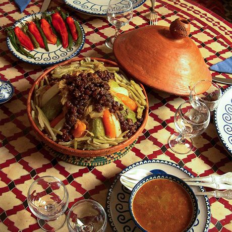 Blick auf ein firsch zubereitetes marokkanisches Mittagessen