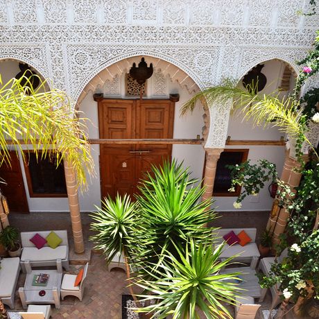 Blick auf einen Sitzbereich mit Pflanzen im Innenhof des Riad Kalaa