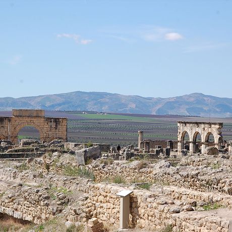Blick auf die Ruinen des Triumphbogens von Volubilis