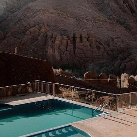 Riad Rihana Tamlalte Galerie Außenansicht Infinitypool und Affenfingerformation