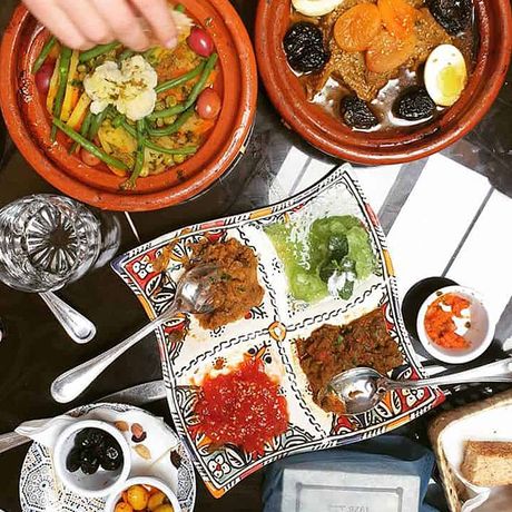 Blick auf einen gedeckten Tisch mit frischem marokkanischem Essen
