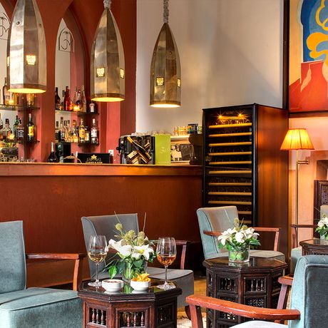 Blick auf Sessel und Tische an der Bar des Boutique-Hotels les Jardins de la Medina