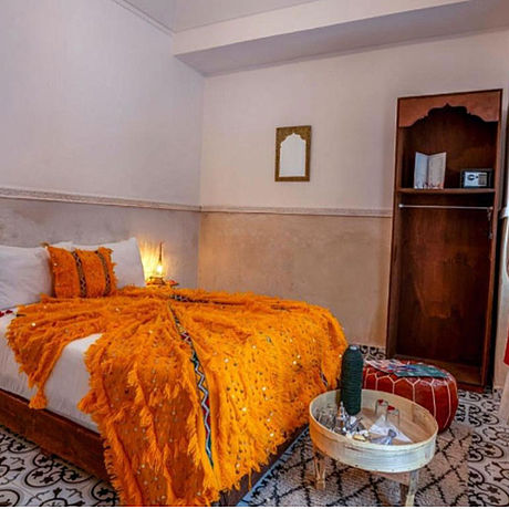 Riad Samir Privilege Standardzimmer Bett Blick auf ein Bett im Schlafbereich eines Standardzimmers