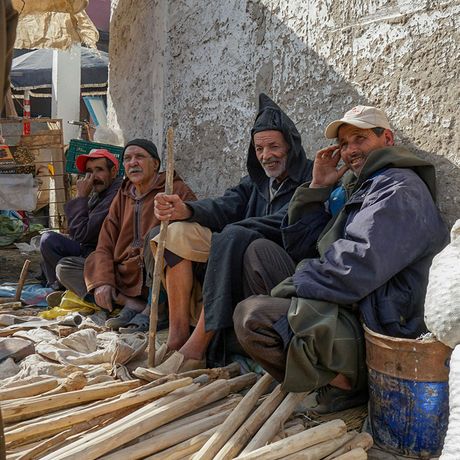 Vier Verkaeufer auf dem Berbermarkt Had Draa