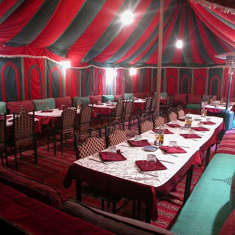 Blick in das Restaurant-Zelt im Kasbah-Hotel Tomboctou