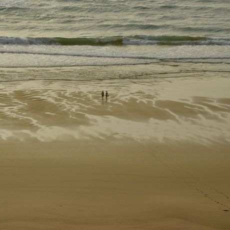 Blick auf zwei Personen am Strand von Marokko
