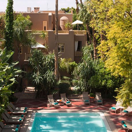 Blick auf den Poolbereich mit Liegen des Boutique-Hotels les Jardins de la Medina