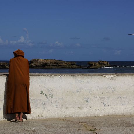 Person blickt auf das Meer in Essaouira