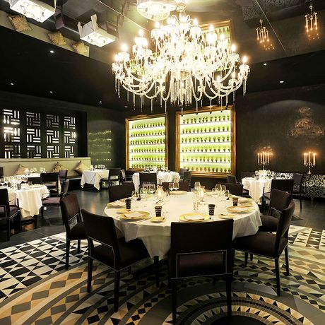Blick auf gedeckte Tische im Restaurant des Hotels Sofitel Thalassa Sea & Spa