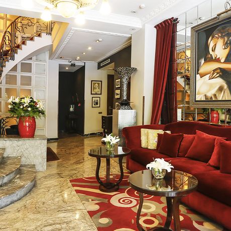 Blick auf ein rotes Sofa und eine Treppe im Boutique-Hotel le Doge