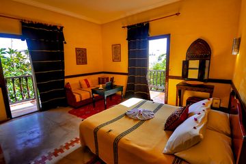 Hotel Riad Zahra Superiorzimmer mit Balkon Bett und zwei Balkone