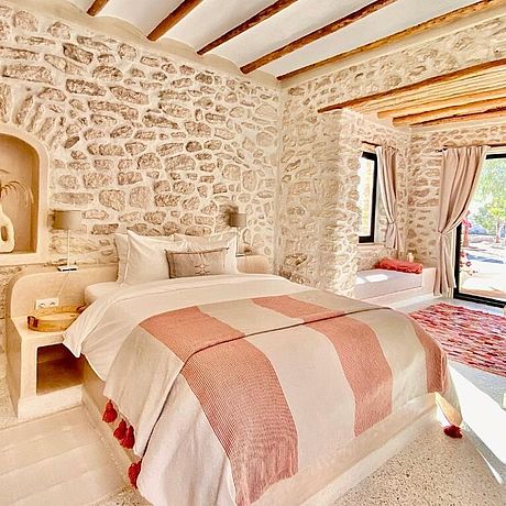 Kaouki Lodge Galerie Blick in ein Doppelzimmer mit Natursteinmauern