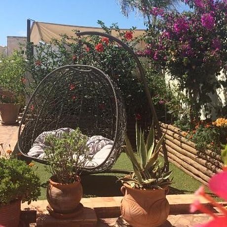 Riad Marhaba Galerie Schwebesitz auf Dachterrasse mit Pflanzen