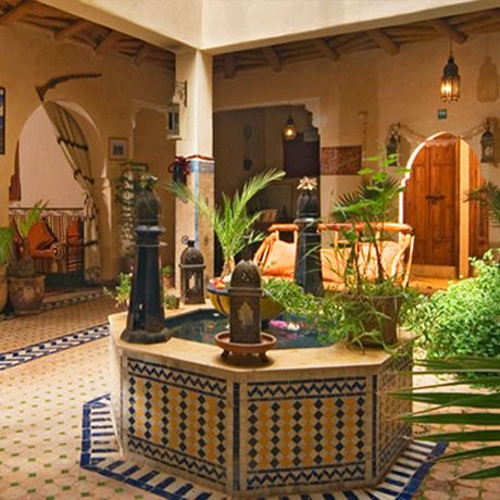 Blick auf einen Brunnen und Pflanzen im Hotel Dar Imlil