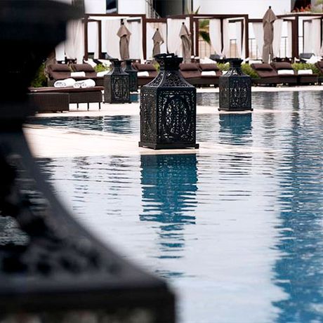 Blick auf Windlichter und Liegen am Pool des Hotels Sofitel Thalassa Sea & Spa