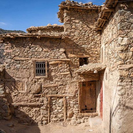 Blick auf ein Steinhaus in einem Berberdorf