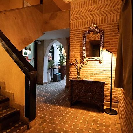 Riad Zoraida Galerie Ansicht Treppenaufgang und beleuchtetet Halle