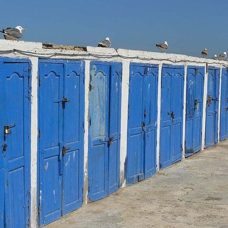 Blick uaf blaue Tueren in Essaouira
