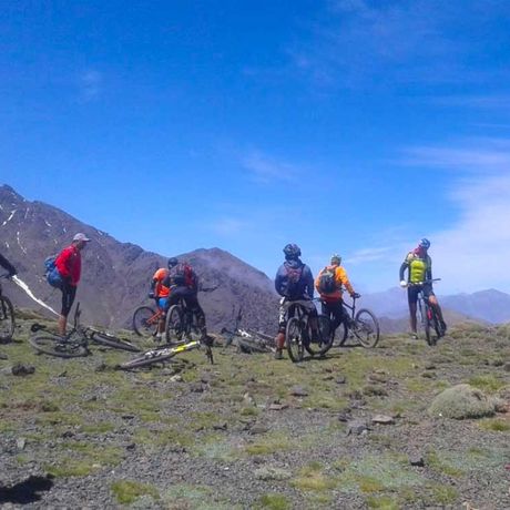 Blick auf eine Gruppe von Mountainbikern auf einem Berg in Marokko