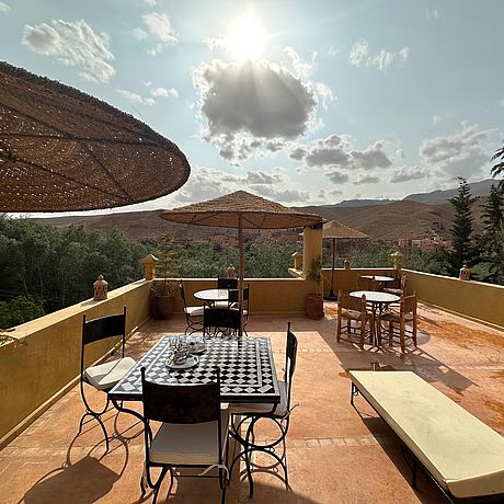 Terrasse mit Sitzbereichen und Blick in das Tal
