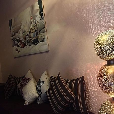 Riad Marhaba Galerie Sofa mit Bild und Lampe