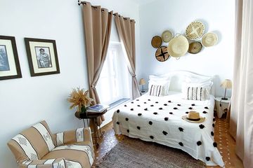Riad Lyon Mogador Komfortzimmer Bett und Sessel