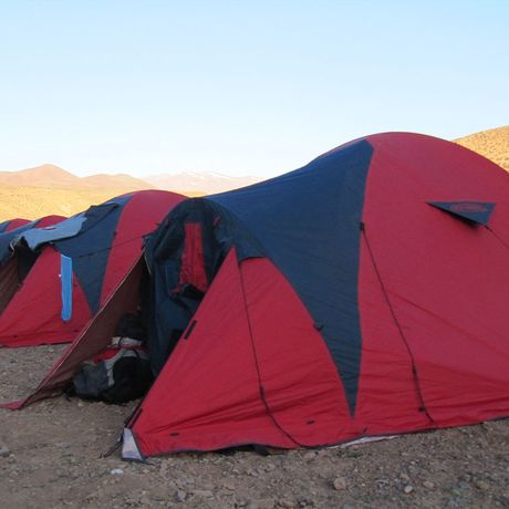 Blick auf aufgebaute Zelte beim Toubkal Trekking