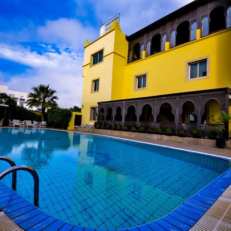 Hotel Riad Zahra Blick auf den Pool und das Gebäude Blick auf den Pool und das Gebäude