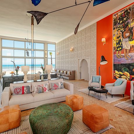 Salon mit Sofas und Blick aufs Meer
