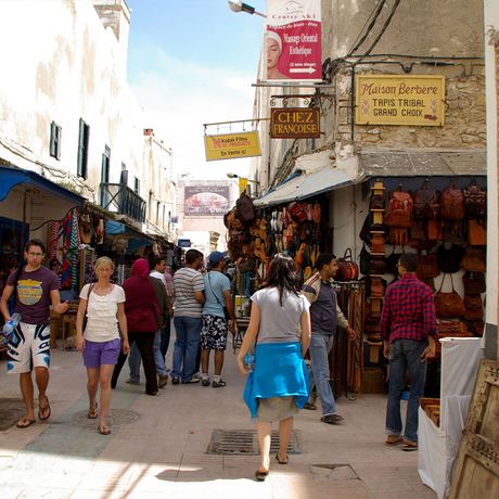 Blick auf Personen und Geschaefte in der Medina von Essaouira