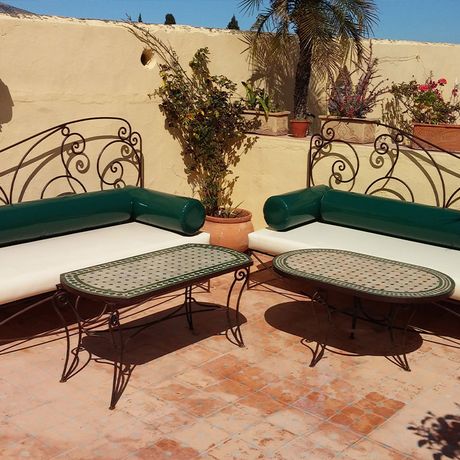 Blick auf einen Sitzbereich mit zwei Sofas auf der Terrasse des Riad al Bartal