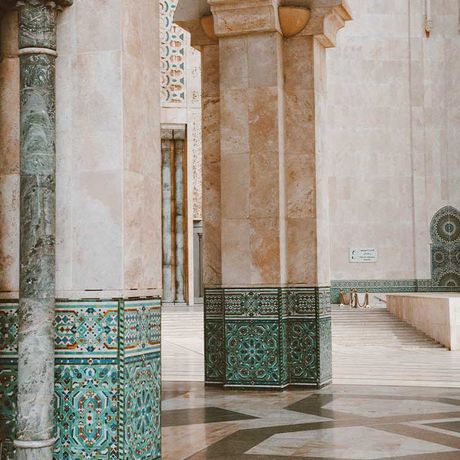 Blick auf Saeulen und den Boden aus Marmor der Moschee Hassan II