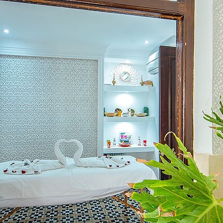 Riad Art & Emotion Galerie Blick ins Spa mit Massagetisch