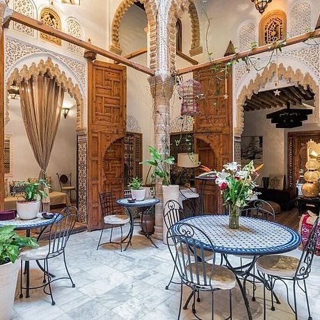 Riad Marhaba Galerie Blick in den Innenhof mit Sitzgelegenheiten