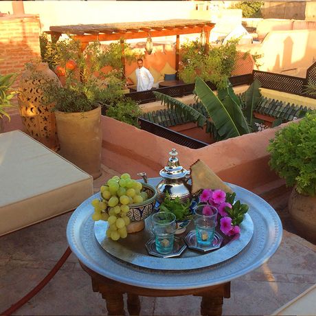 Blick auf frischen Tee auf einem Tisch auf der Dachterrasse des Riad Dar Attajmil