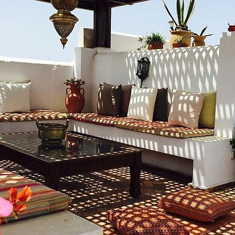 Riad Marhaba Galerie Sitzbereich auf der Dachterrasse