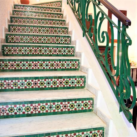 Blick auf eine verzierte Treppe im Innenbereich des Riads Dar Alia