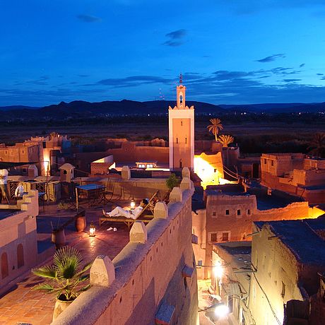 Dar Kamar Galerie Blick von der Terrasse bei Nacht auf das Minarett