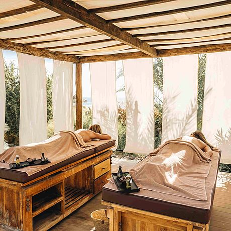 Paradis Plage Galerie Blick auf Outdoor Massagebereich