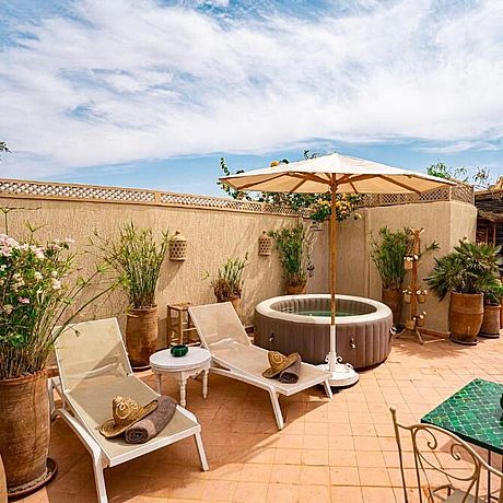 Riad Orangers d'Alilia Galerie Blick auf die Dachterrasse mit Liegen und Tischen