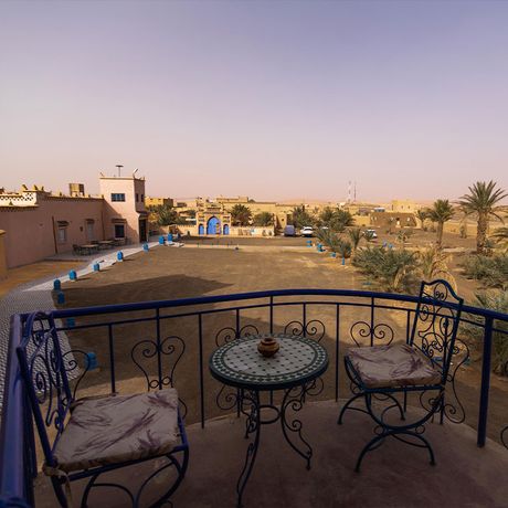 Blick auf einen Sitzbereich auf einem Balkon des Kasbah-Hotels Ksar Bicha