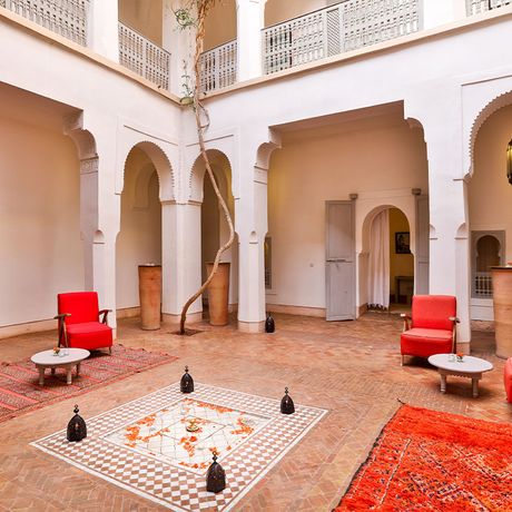 Blick auf Sitzecken im Innenhof