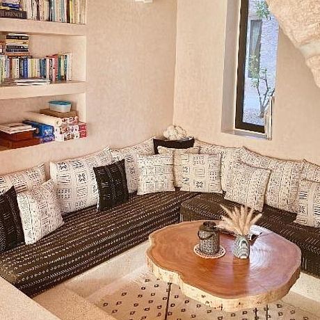 Kaouki Lodge Galerie Blick auf Salon und Bibliothek