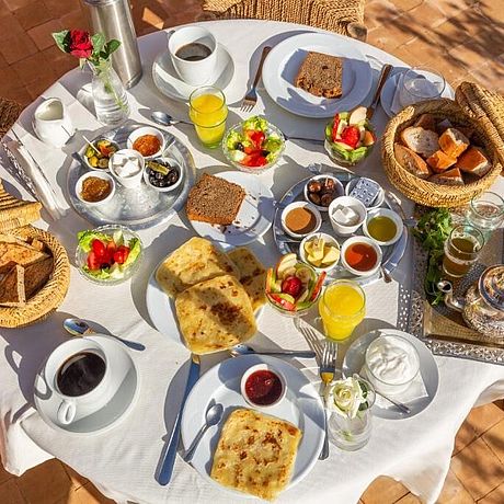 Riad Mama Galerie Ansicht reich gedeckter Frühstückstisch