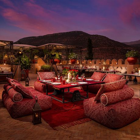 Blick auf gedeckte Tische auf der Dachterrasse des Kasbah-Hotels Tamadot
