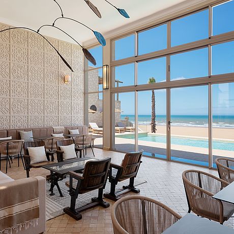 Frühstücksraum mit Panoramafenster aufs Meer