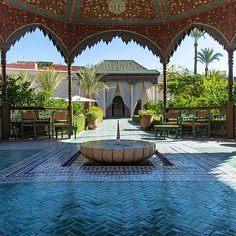 Private Fototour Marrakesch Galerie Brunnen unter hölzernen Baldachin im Jardin Secret