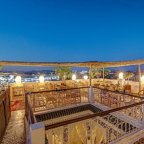 Riad Art & Emotion Galerie Außenansicht beleuchtete Terrasse bei Nacht