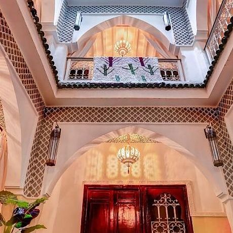 Riad Art & Emotion Galerie Blick auf Stucksäulen