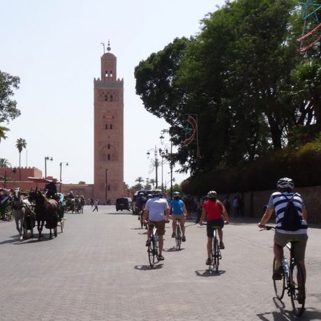 Blick auf eine Fahrradgruppe vor der Moschee in Marrakesch